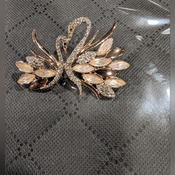 COPY - Anne Klein rose gold tone and crystal swan broach. 2.5 inches long . EUC - Picture 5 of 9